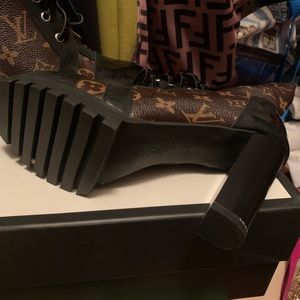 Fashion Boots size 10 but fits like a size 9